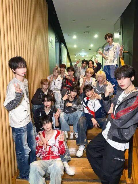 新人男團直播表演中舞臺地板坍塌，險釀重大事故