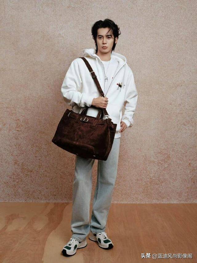 原創(chuàng)于適這 Dior 小馬刺繡，把馬年的松弛貴氣穿成了專屬答案