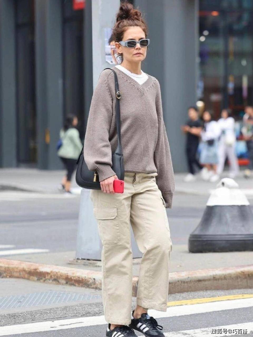 原創(chuàng)50+女性冬季穿搭別跟風(fēng)！簡(jiǎn)單基礎(chǔ)永遠(yuǎn)是王道，穿得太花會(huì)變土