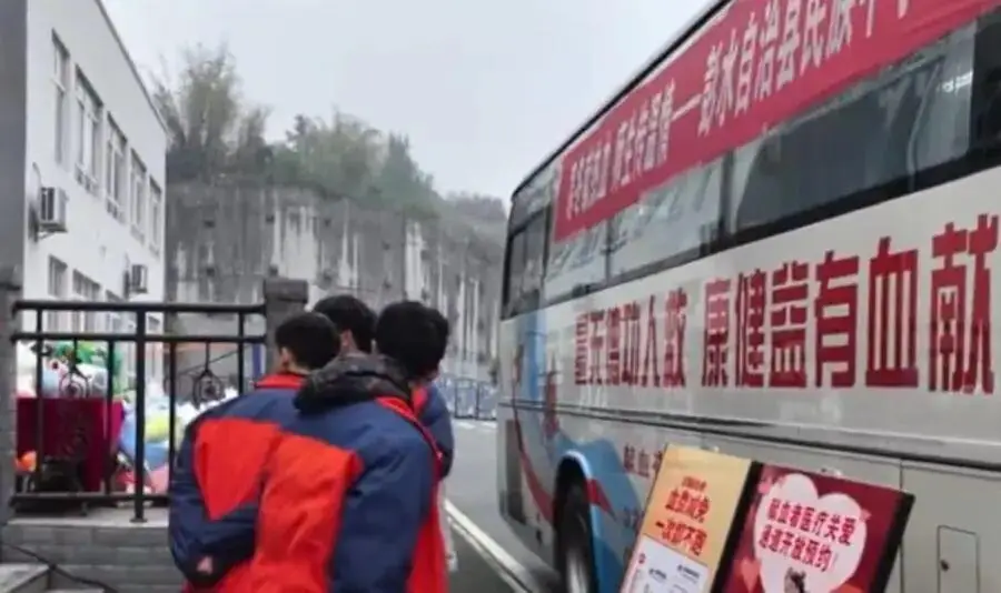 重慶有獻(xiàn)血車開進(jìn)中學(xué)，當(dāng)?shù)鼗貞?yīng)：獻(xiàn)血人為18歲以上高三學(xué)生和教師