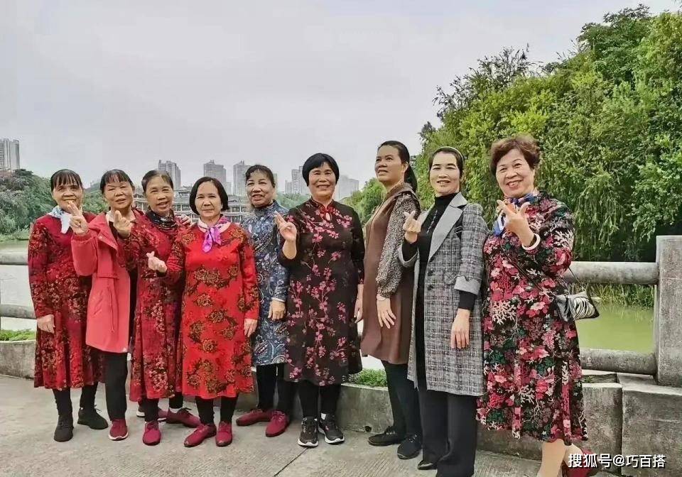 原創(chuàng)50+女性冬季穿搭別跟風(fēng)！簡(jiǎn)單基礎(chǔ)永遠(yuǎn)是王道，穿得太花會(huì)變土