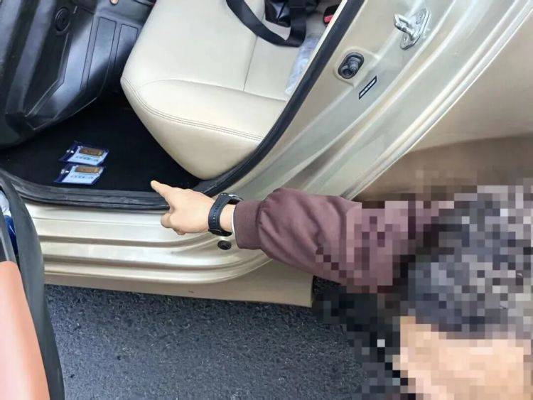 民警當街攔停汽車！腳墊下驚現(xiàn)兩根金條......