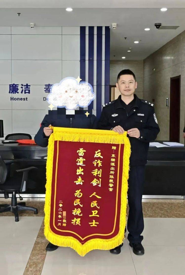 民警當街攔停汽車！腳墊下驚現(xiàn)兩根金條......