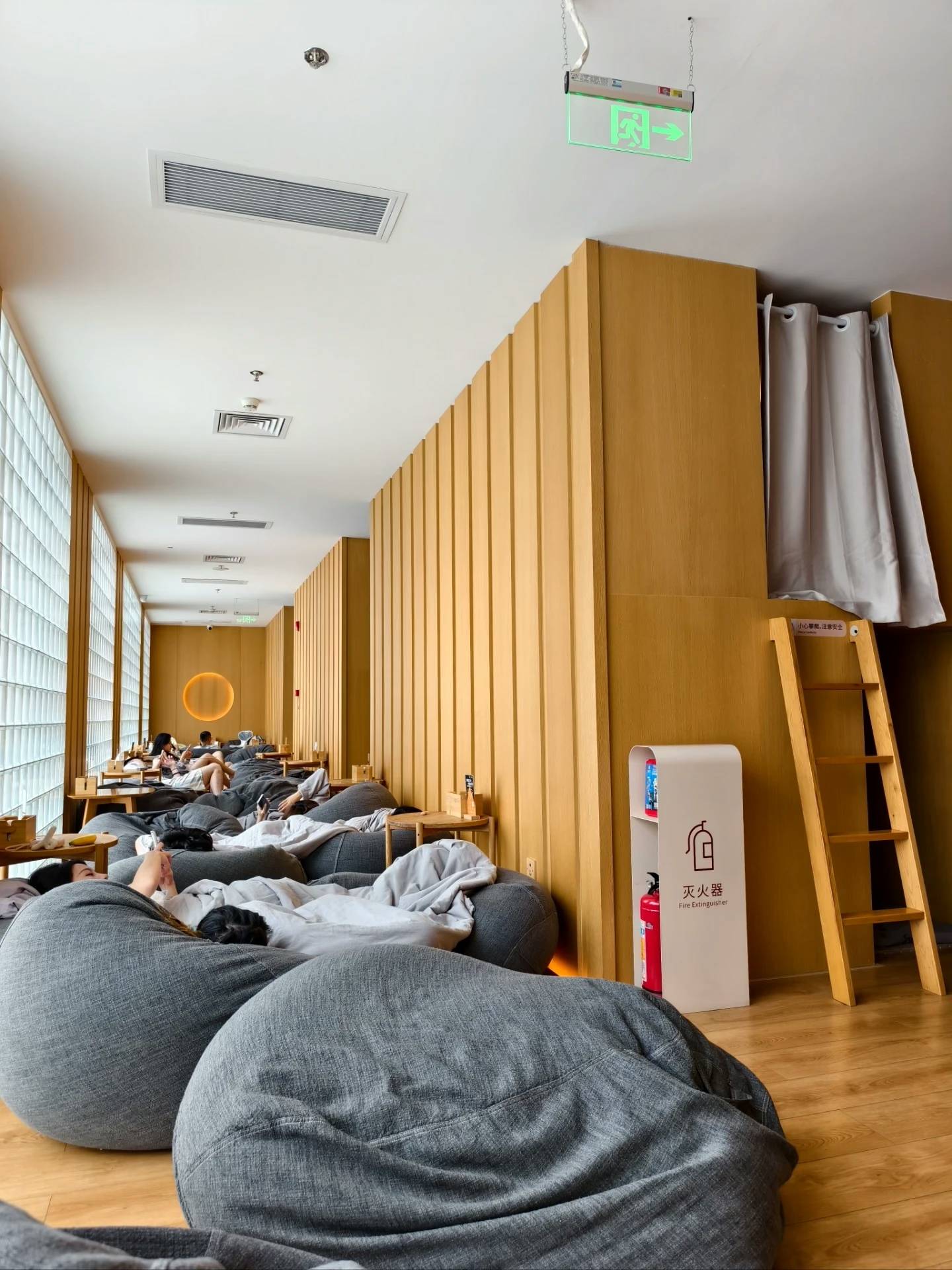 一年花費上萬、放假擠到躺地板，年輕人迷上“澡堂子”，沈陽高端商場爆改成洗浴中心