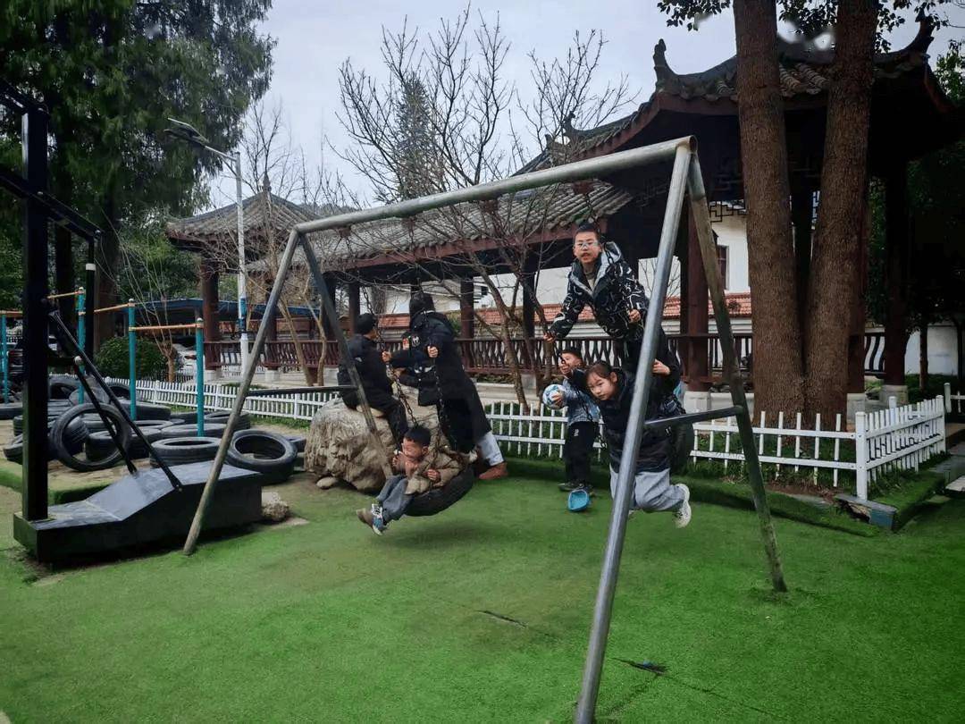 “會(huì)玩是件天大的事”！一農(nóng)村小學(xué)走紅，有人舉家搬遷，“學(xué)區(qū)房”一房難求