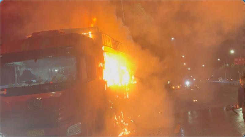 江西九江：貨車(chē)起火直驅(qū)消防隊(duì) 消防員快速處置火情