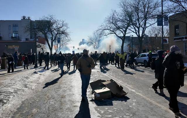 美國(guó)移民執(zhí)法風(fēng)波：死于“自衛(wèi)”還是“政治謀殺”？