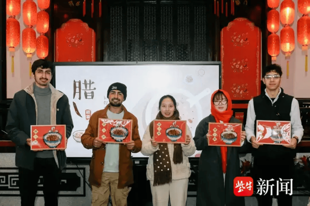 外籍留學(xué)生在鹽城博物館體驗(yàn)臘八民俗