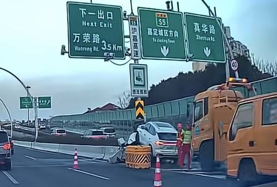 中環(huán)內(nèi)圈一輛SUV騎上水泥墻撞壞設(shè)備箱 幸無人員傷亡