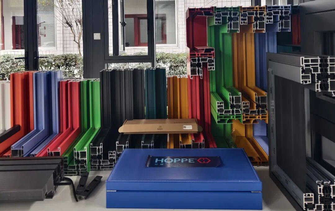 麒林門窗揭秘：智能門窗、系統(tǒng)門窗和普通門窗，三者到底差在哪？