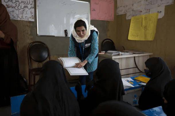 阿富汗永久禁止女性讀中學(xué)大學(xué)？220萬(wàn)女孩恐變文盲，偷著學(xué)被逮會(huì)受罰？