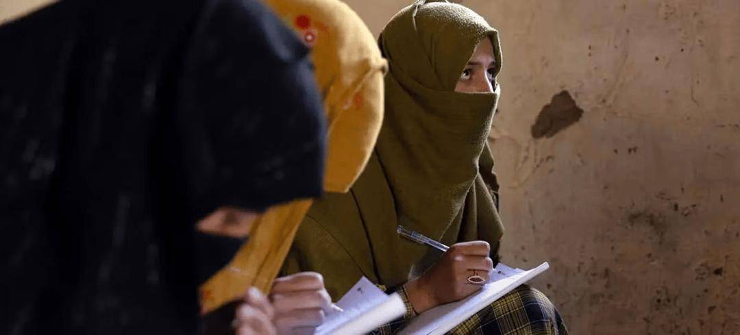 阿富汗永久禁止女性讀中學(xué)大學(xué)？220萬(wàn)女孩恐變文盲，偷著學(xué)被逮會(huì)受罰？