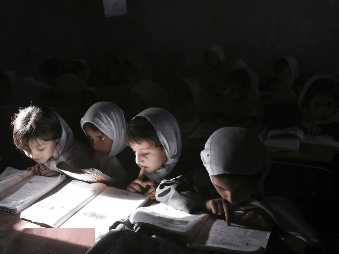 阿富汗永久禁止女性讀中學(xué)大學(xué)？220萬(wàn)女孩恐變文盲，偷著學(xué)被逮會(huì)受罰？