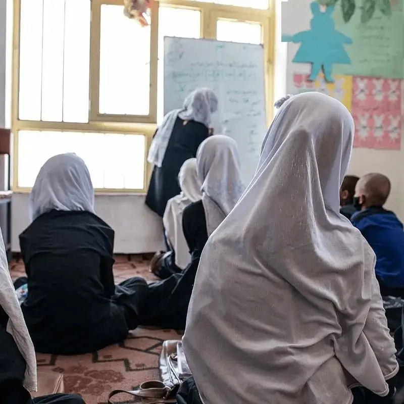 阿富汗永久禁止女性讀中學(xué)大學(xué)？220萬(wàn)女孩恐變文盲，偷著學(xué)被逮會(huì)受罰？