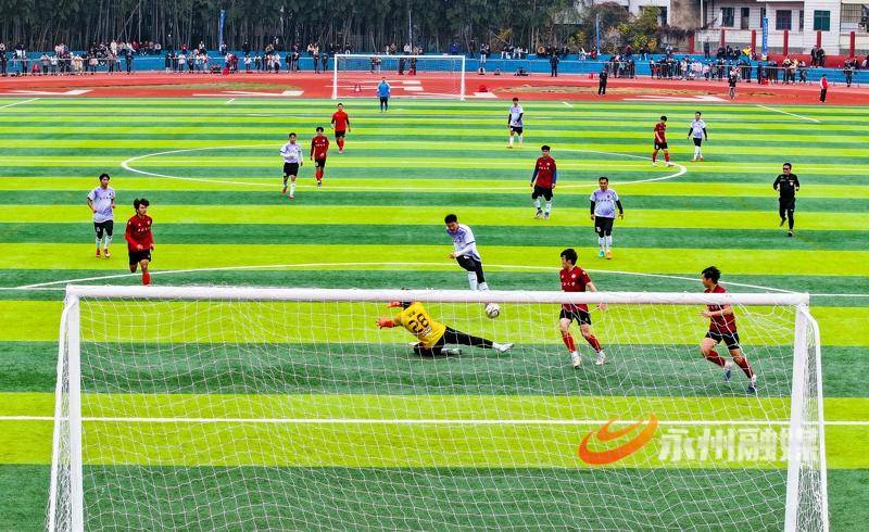 新田：中南大學(xué)隊(duì)與永州新田隊(duì)足球友誼賽精彩紛呈（組圖）