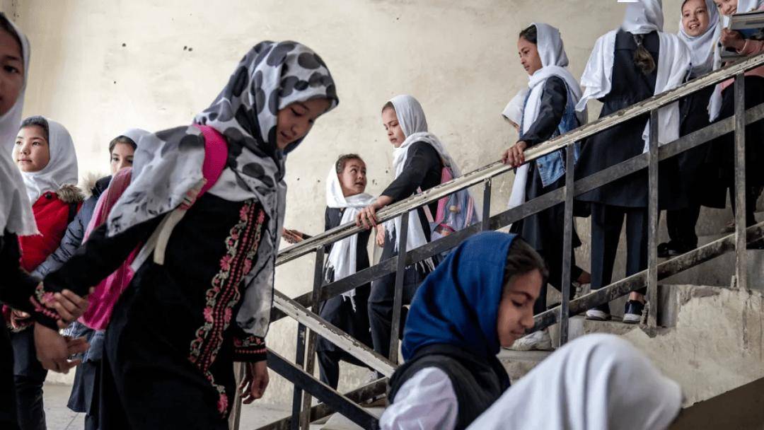 阿富汗永久禁止女性讀中學(xué)大學(xué)？220萬(wàn)女孩恐變文盲，偷著學(xué)被逮會(huì)受罰？