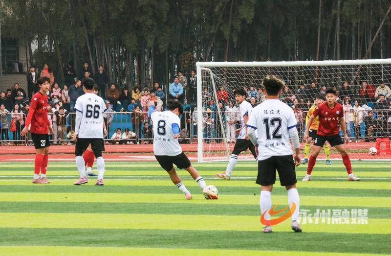 新田：中南大學(xué)隊(duì)與永州新田隊(duì)足球友誼賽精彩紛呈（組圖）