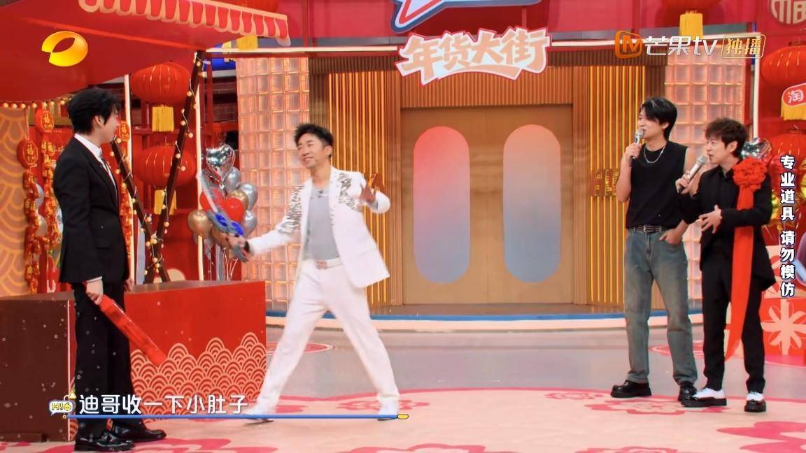 笑料百出！楊迪學(xué)孟宴臣“800次推眼鏡”，魏大勛本尊忍笑圍觀