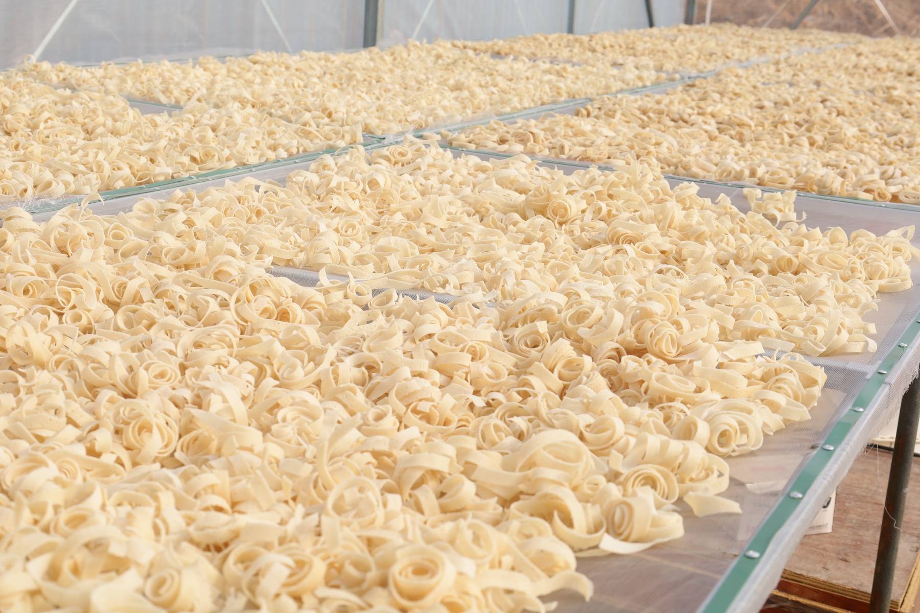 研究生放棄500強(qiáng)回鄉(xiāng)做豆絲，推出9.9元豆絲自熱鍋，拒絕“油哈味”與小作坊