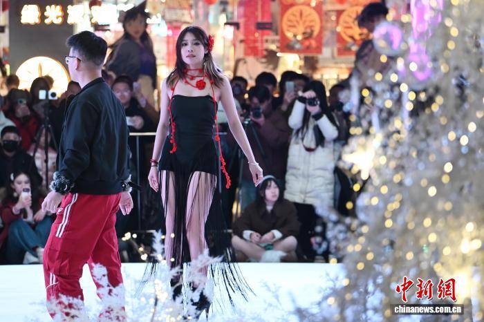 南京年輕人“隨機(jī)舞蹈”舞動青春活力