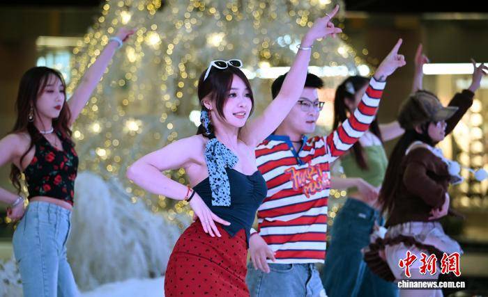 南京年輕人“隨機(jī)舞蹈”舞動青春活力