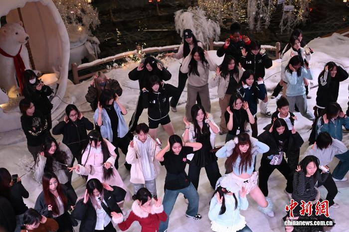 南京年輕人“隨機(jī)舞蹈”舞動青春活力