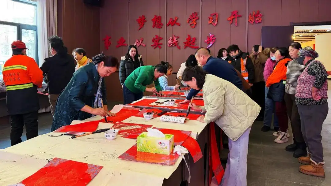 蛟河市送春聯(lián)致敬“城市美容師”