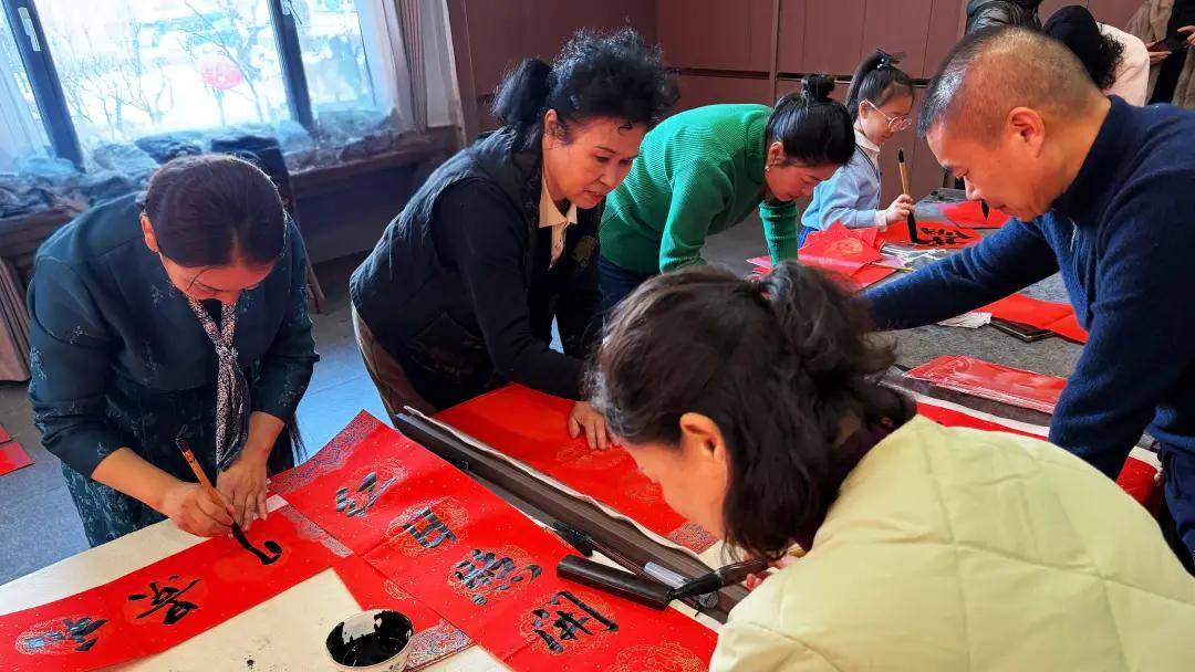 蛟河市送春聯(lián)致敬“城市美容師”