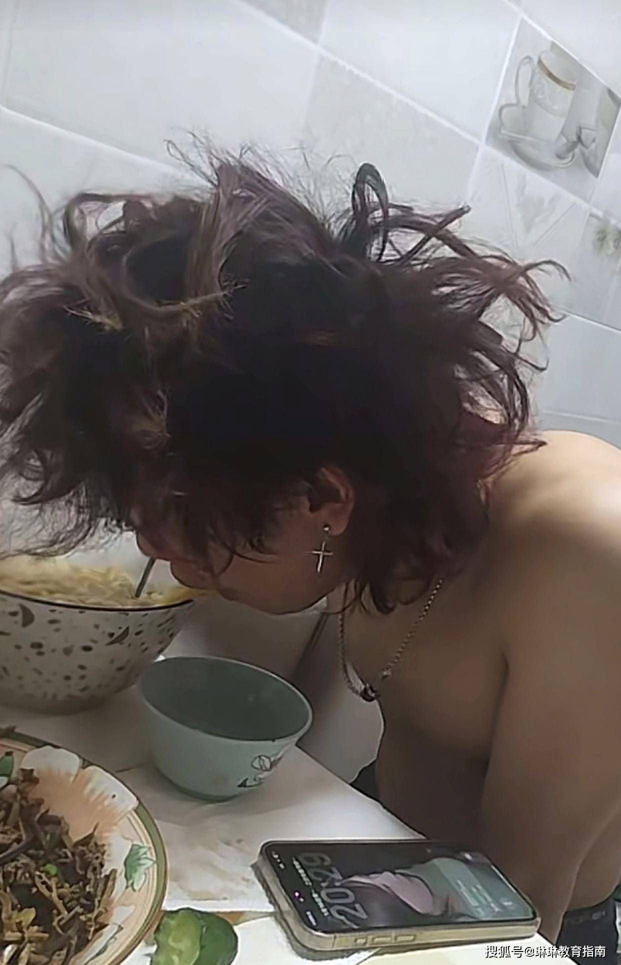 原創(chuàng)“兒子頂著鳥巢回家了”，大學(xué)生寒假回家，家長血壓飆升：你是回家還是逃難？