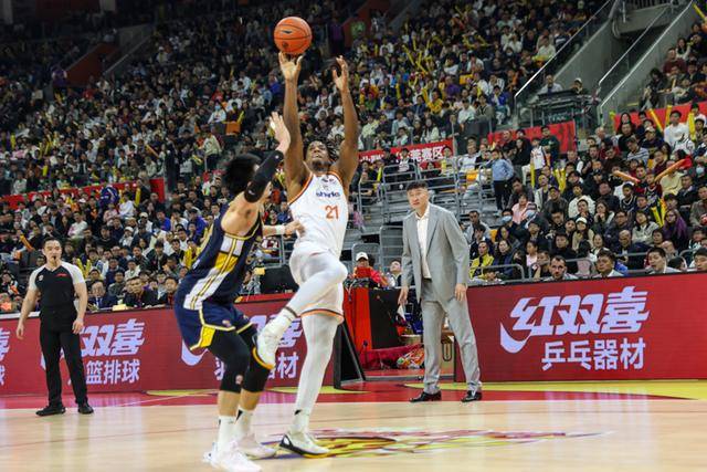 再勝廣東隊，上海大鯊魚以勝利完成常規(guī)賽第一階段