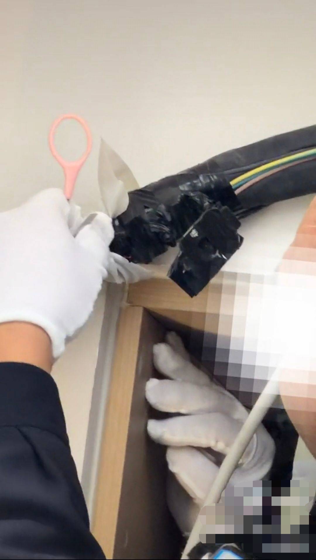 兩女生稱花90多元入住成都一民宿，在空調(diào)管道內(nèi)發(fā)現(xiàn)攝像頭，警方：兩男子借入住之機(jī)安裝，已被采取刑事強(qiáng)制措施