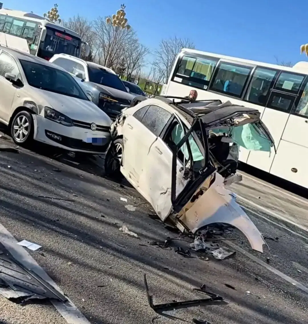 雷某某（女，60歲）駕車失控，“車頭車尾撞成兩截”，警方通報