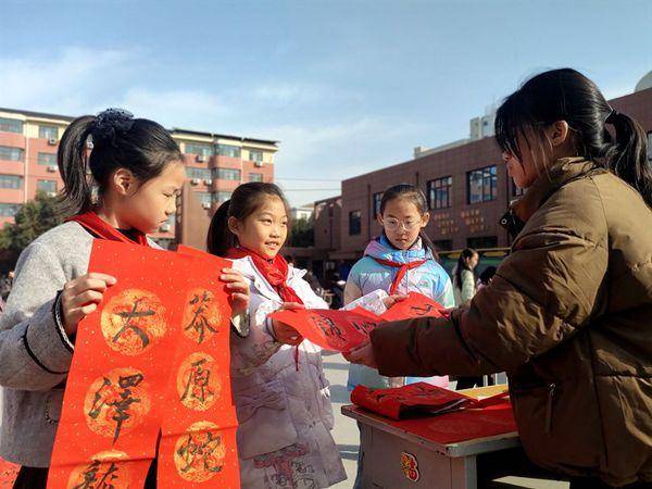濟源：沁園路小學(xué)開展義寫春聯(lián)社會實踐活動
