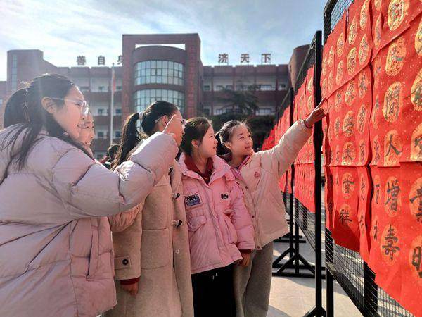 濟源：沁園路小學(xué)開展義寫春聯(lián)社會實踐活動