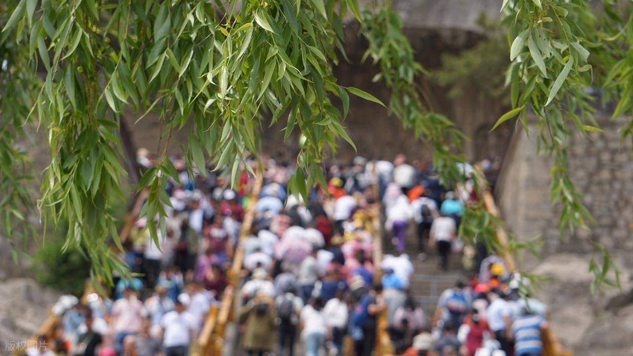 原創(chuàng)為什么都說消費降級了，但旅游時依然人山人海？