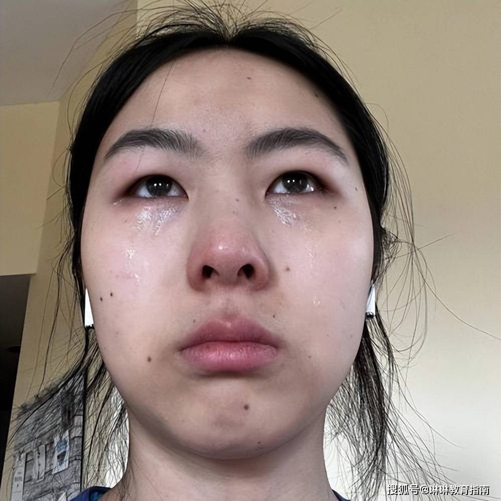 原創(chuàng)“養(yǎng)不起我，就別讓我上大學(xué)！”女大學(xué)生抱怨半個(gè)月1000元不夠花，評(píng)論區(qū)令其看清現(xiàn)實(shí)