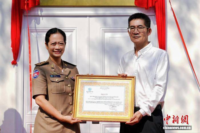 中企捐建柬埔寨國公省立小學(xué)圖書館揭牌啟用