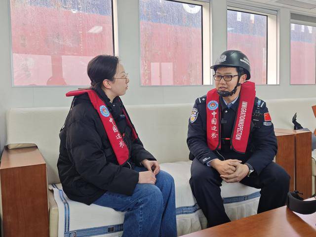 和移民管理警察一起，守護(hù)“海上國門”