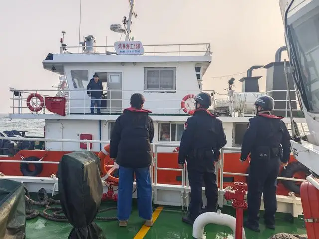 和移民管理警察一起，守護(hù)“海上國門”