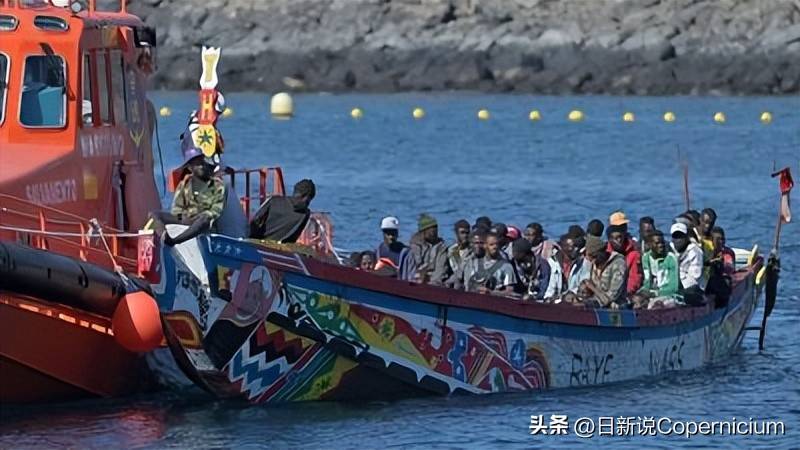原創(chuàng)最高罰5萬歐！意大利撂下狠話：誰敢撈移民，就連人帶船扣到非洲