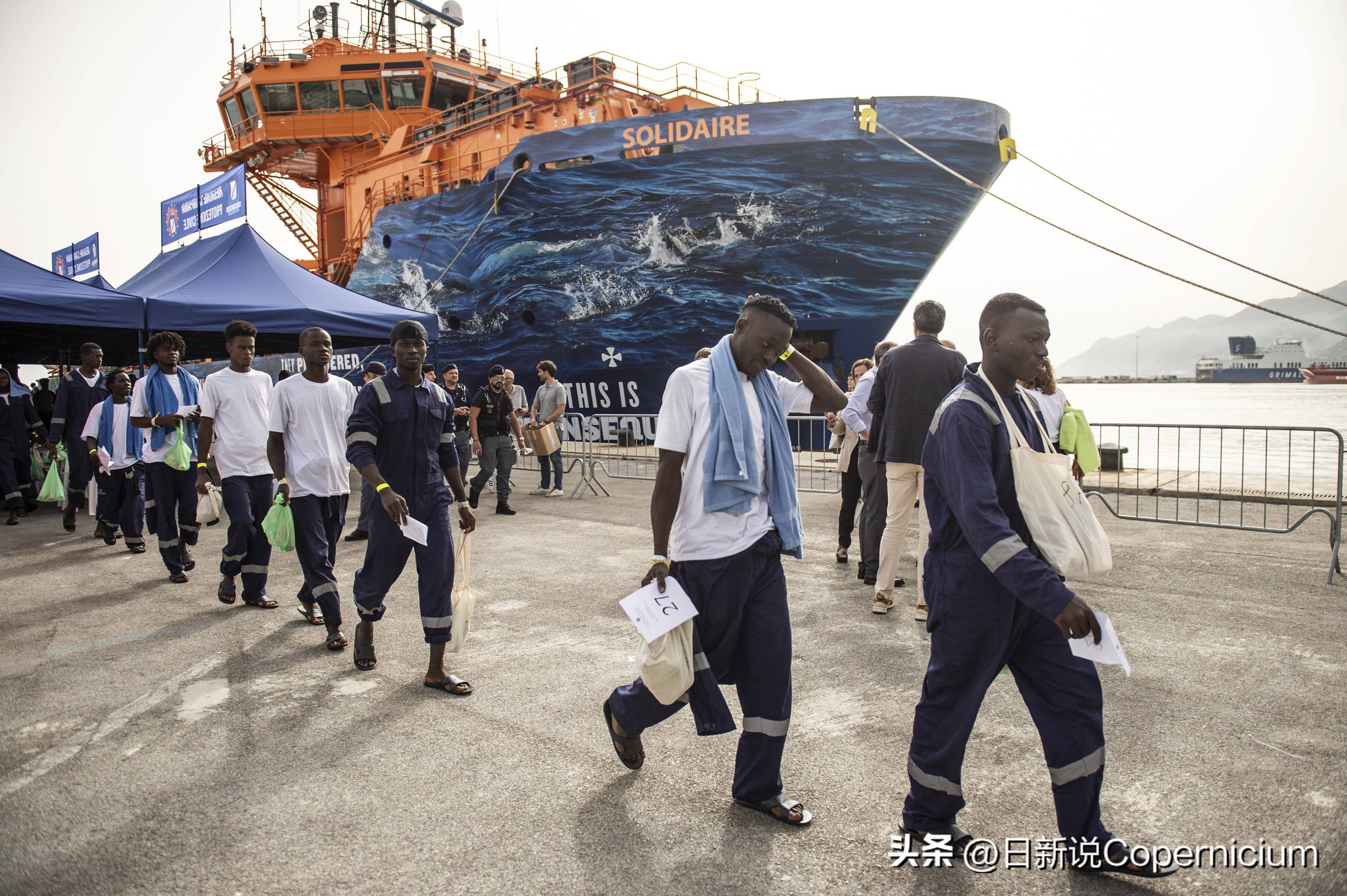 原創(chuàng)最高罰5萬歐！意大利撂下狠話：誰敢撈移民，就連人帶船扣到非洲