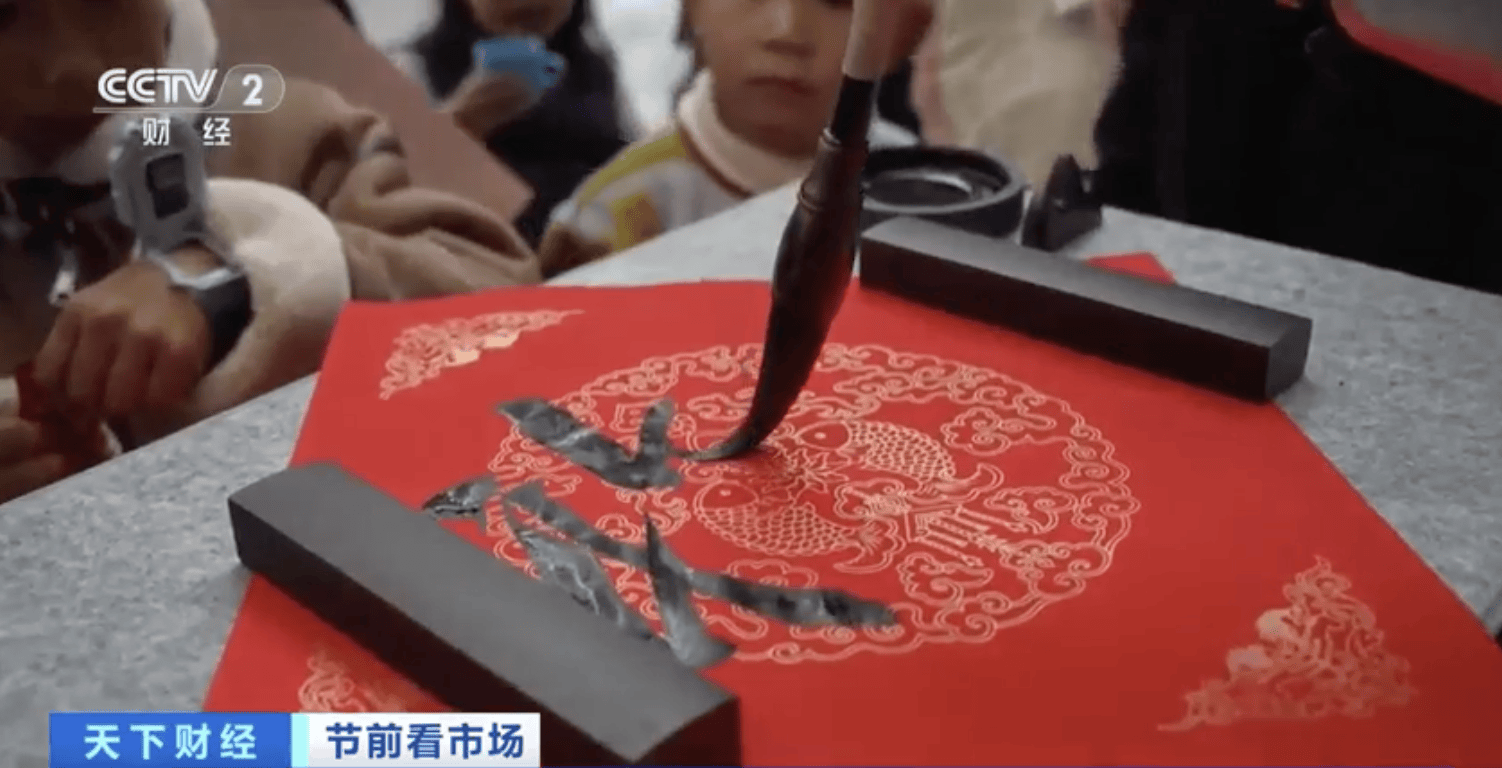 機器人“入職”商場當導購！科技點亮新春購物體驗