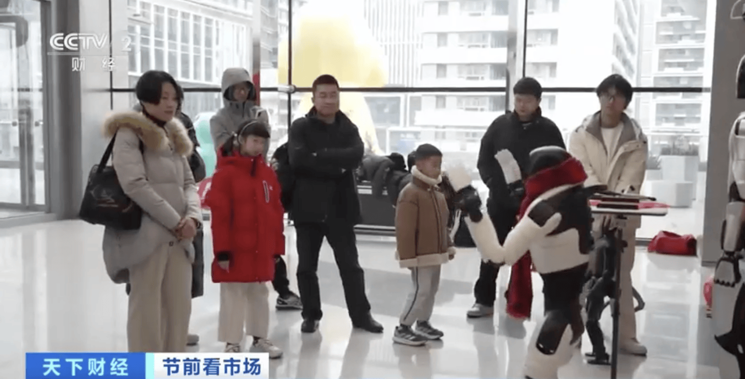 機器人“入職”商場當導購！科技點亮新春購物體驗