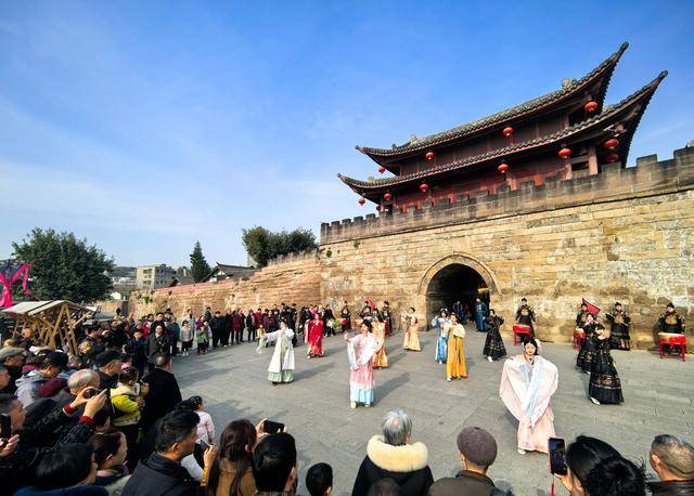 春節(jié)假期首日，四川873家A級旅游景區(qū)接待游客465萬余人次