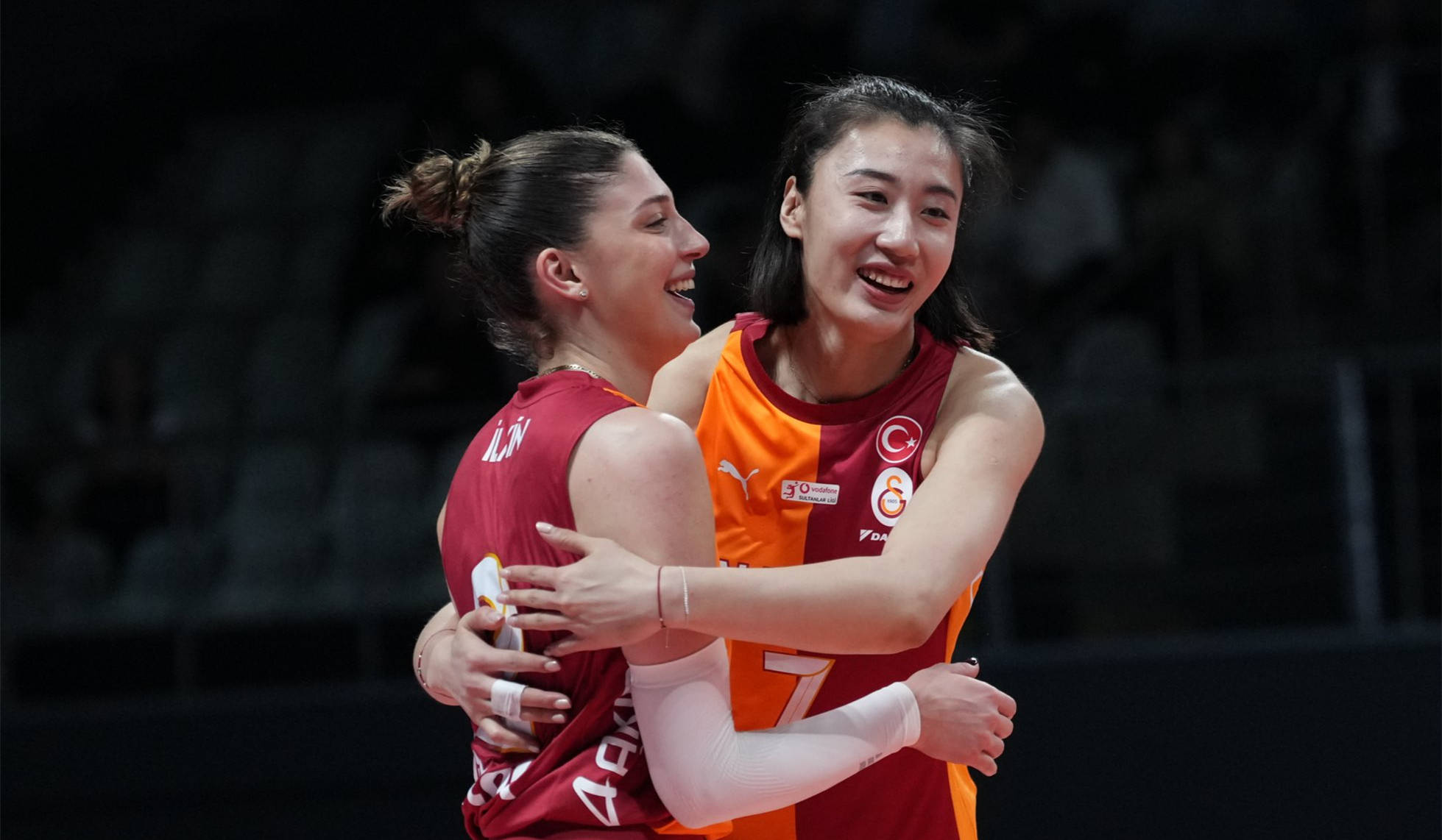 原創(chuàng)真喜慶！中國(guó)女排28歲王牌留洋土耳其過年曝光！吃美食看文藝表演