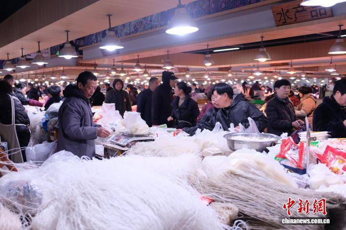 （新春見(jiàn)聞）浙江象山：菜場(chǎng)年味濃 漁家美食迎搶購(gòu)熱潮