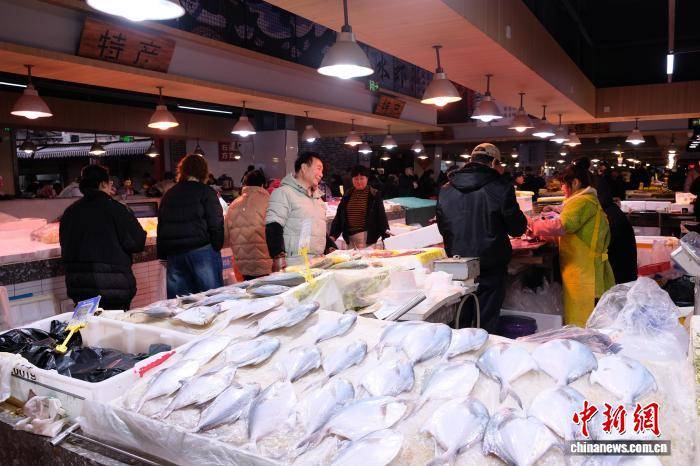 （新春見(jiàn)聞）浙江象山：菜場(chǎng)年味濃 漁家美食迎搶購(gòu)熱潮