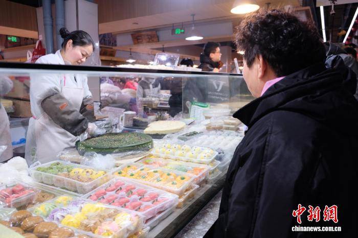 （新春見(jiàn)聞）浙江象山：菜場(chǎng)年味濃 漁家美食迎搶購(gòu)熱潮