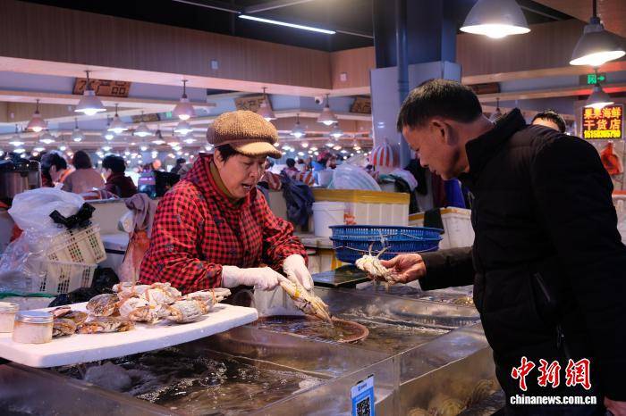 （新春見(jiàn)聞）浙江象山：菜場(chǎng)年味濃 漁家美食迎搶購(gòu)熱潮
