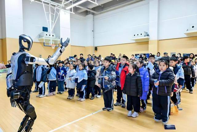 當(dāng)機(jī)器人成各路春晚“新寵”，租賃模式升級(jí)